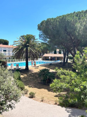 Le Patios , piscine plage terrain tennis